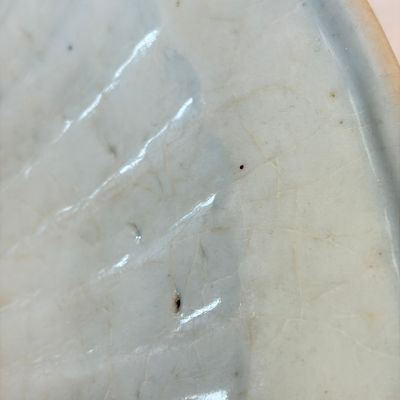 A Chinese Swatow slip-decorated white-ground dish — photo 9
