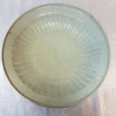 A Chinese Swatow slip-decorated white-ground dish — photo 1