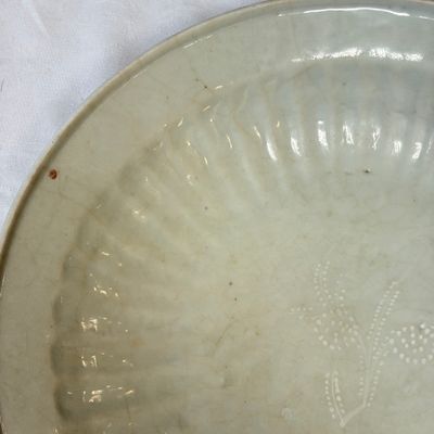 A Chinese Swatow slip-decorated white-ground dish — photo 2