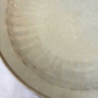 A Chinese Swatow slip-decorated white-ground dish — photo 3