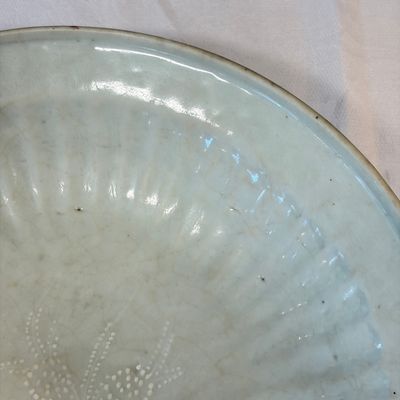 A Chinese Swatow slip-decorated white-ground dish — photo 4