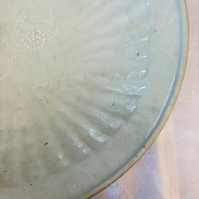 A Chinese Swatow slip-decorated white-ground dish — photo 5
