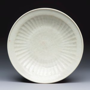 A Chinese Swatow slip-decorated white-ground dish — photo 1