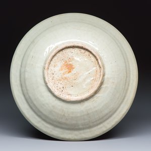 A Chinese Swatow slip-decorated white-ground dish — photo 2