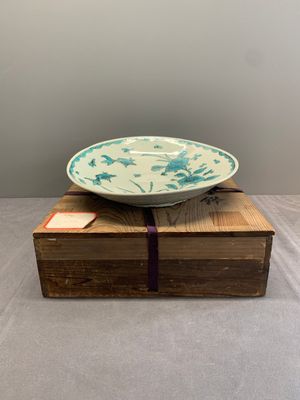 A Chinese Swatow turquoise- and black-enamelled 'carp, narcissus and chrysanthemum' plate and a tomobako, Ming — photo 1
