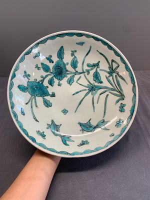 A Chinese Swatow turquoise- and black-enamelled 'carp, narcissus and chrysanthemum' plate and a tomobako, Ming — photo 2