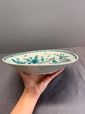 A Chinese Swatow turquoise- and black-enamelled 'carp, narcissus and chrysanthemum' plate and a tomobako, Ming — photo 3