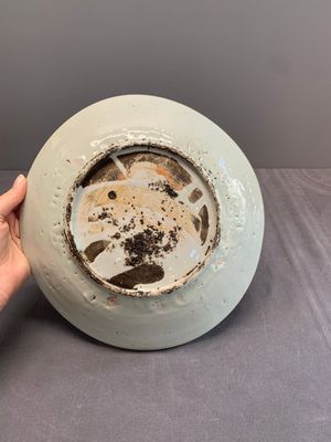 A Chinese Swatow turquoise- and black-enamelled 'carp, narcissus and chrysanthemum' plate and a tomobako, Ming — photo 4
