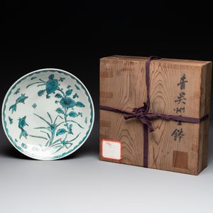 A Chinese Swatow turquoise- and black-enamelled 'carp, narcissus and chrysanthemum' plate and a tomobako, Ming — photo 1
