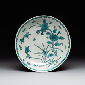 A Chinese Swatow turquoise- and black-enamelled 'carp, narcissus and chrysanthemum' plate and a tomobako, Ming — photo 2