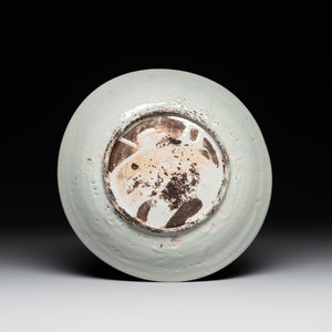 A Chinese Swatow turquoise- and black-enamelled 'carp, narcissus and chrysanthemum' plate and a tomobako, Ming — photo 3