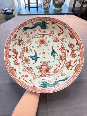 A Chinese Swatow wucai 'dragon and phoenix' dish, Ming — foto 1
