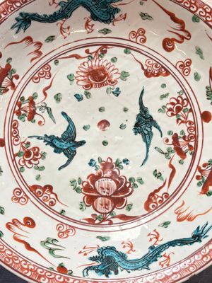 A Chinese Swatow wucai 'dragon and phoenix' dish, Ming — foto 2