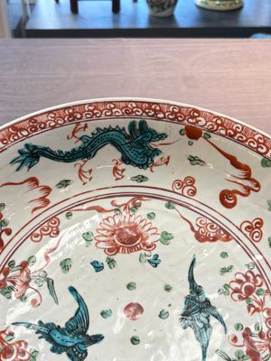 A Chinese Swatow wucai 'dragon and phoenix' dish, Ming — foto 3