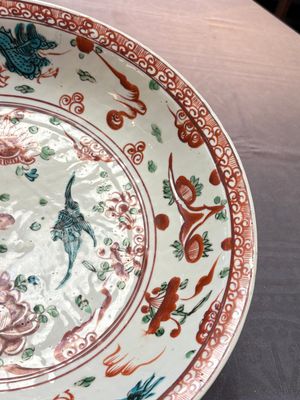 A Chinese Swatow wucai 'dragon and phoenix' dish, Ming — foto 4