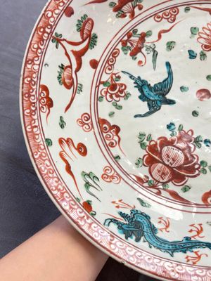 A Chinese Swatow wucai 'dragon and phoenix' dish, Ming — foto 6