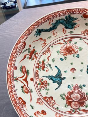 A Chinese Swatow wucai 'dragon and phoenix' dish, Ming — foto 7