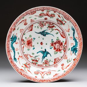 A Chinese Swatow wucai 'dragon and phoenix' dish, Ming — foto 1