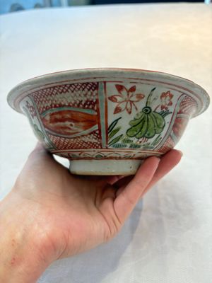 A Chinese Swatow wucai 'klapmuts' bowl with a duck, Ming — photo 4