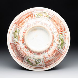 A Chinese Swatow wucai 'klapmuts' bowl with a duck, Ming — photo 2
