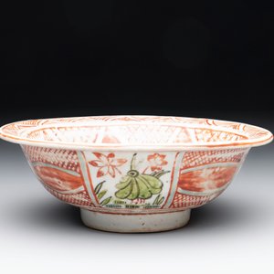 A Chinese Swatow wucai 'klapmuts' bowl with a duck, Ming — photo 4