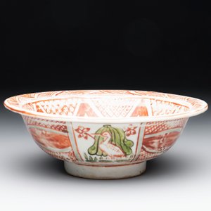 A Chinese Swatow wucai 'klapmuts' bowl with a duck, Ming — photo 5