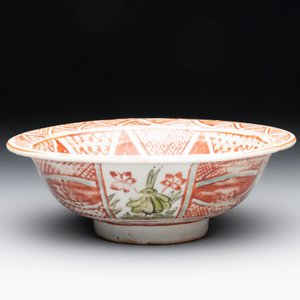 A Chinese Swatow wucai 'klapmuts' bowl with a duck, Ming — photo 6