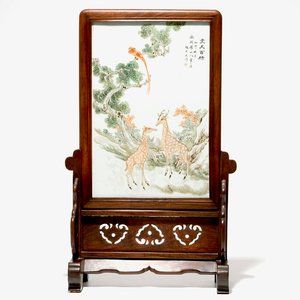 A Chinese table screen with a qianjiang cai plaque, 19/20th C. — 照片 1