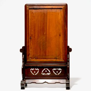 A Chinese table screen with a qianjiang cai plaque, 19/20th C. — 照片 3