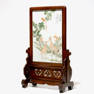 A Chinese table screen with a qianjiang cai plaque, 19/20th C. — 照片 5