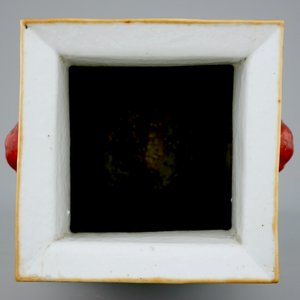 A Chinese tapered square famille rose vase with Wu Shuang Pu design, 19th C. — 照片 8