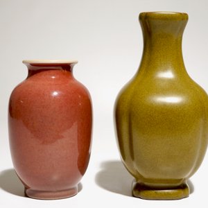 A Chinese tea-dust-glazed vase and a liver-red glazed vase, 20th C. — 照片 2