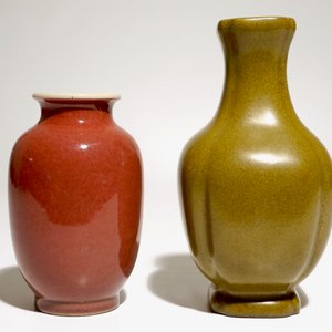 A Chinese tea-dust-glazed vase and a liver-red glazed vase, 20th C. — 照片 4