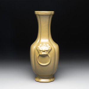 A Chinese teadust-glazed 'hu' vase with 'taotie' design, 19/20th C. — photo 3