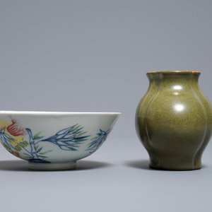 A Chinese 'teadust' vase and a doucai bowl, Yongzheng and Qianlong mark, 18th and 20th C. — 照片 5