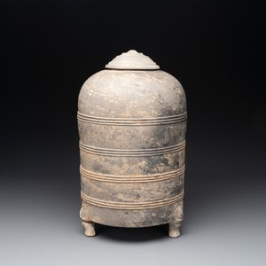 A Chinese terracotta tripod storage vessel and cover, Han — foto 1