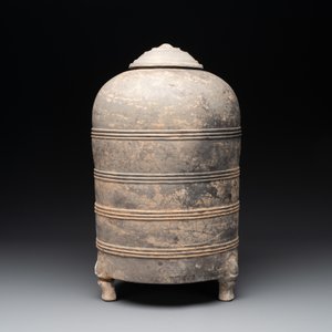 A Chinese terracotta tripod storage vessel and cover, Han — foto 2