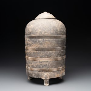 A Chinese terracotta tripod storage vessel and cover, Han — foto 4