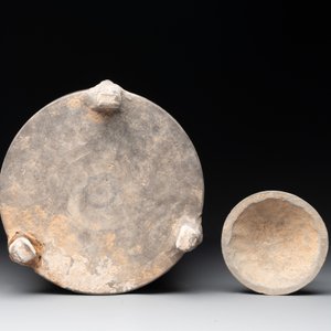 A Chinese terracotta tripod storage vessel and cover, Han — foto 7