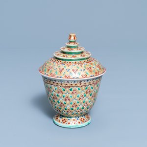 A Chinese Thai market Bencharong bowl and cover, 19th C. — 照片 1