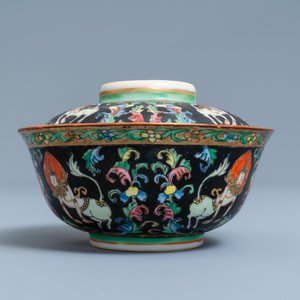 A Chinese Thai market Bencharong bowl and cover, 19th C. — 照片 2
