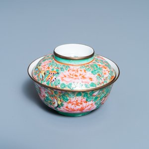 A Chinese Thai market Bencharong bowl and cover, 19th C. — photo 1