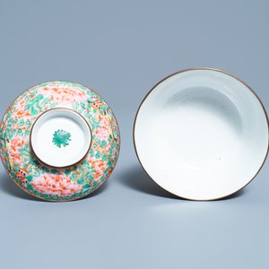 A Chinese Thai market Bencharong bowl and cover, 19th C. — photo 6