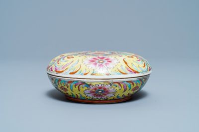 A Chinese Thai market Bencharong box and cover, 19th C.
