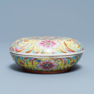 A Chinese Thai market Bencharong box and cover, 19th C. — photo 1