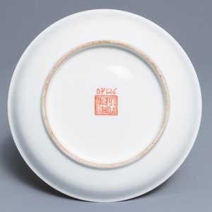 A Chinese Thai market Bencharong-style bowl on stand, seal mark, 19/20th C. — photo 3