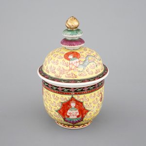A Chinese Thai market Bencharong style yellow ground bowl and cover, 18/19th C. — photo 1