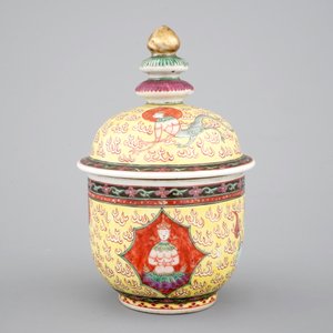 A Chinese Thai market Bencharong style yellow ground bowl and cover, 18/19th C. — photo 2