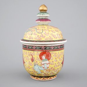 A Chinese Thai market Bencharong style yellow ground bowl and cover, 18/19th C. — photo 3