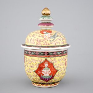 A Chinese Thai market Bencharong style yellow ground bowl and cover, 18/19th C. — photo 4